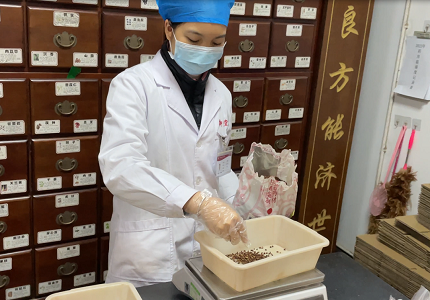 传承中医道,悠悠药草香”防疫香囊制作活动