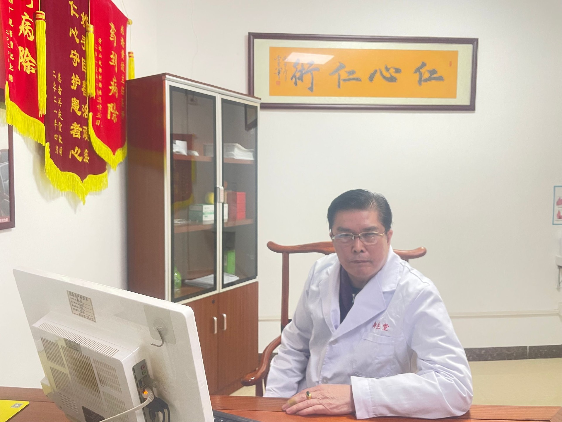 三位医师整天坐诊,却几乎不上厕所,背后的原因让人泪流满面!