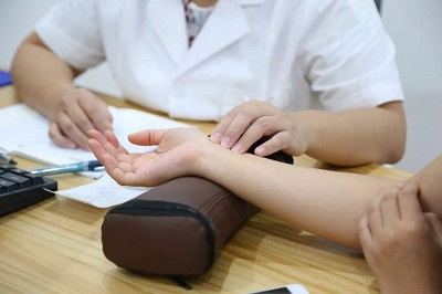致力于研究肿瘤病库近40年，探索中医治疗的奥秘——黄俊